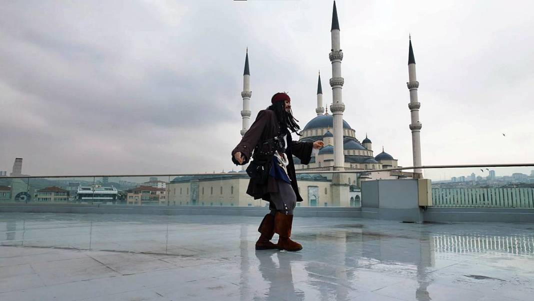 Ankaralı Jack Sparrow, oyun havalarıyla başkenti coşturdu! Görenler telefona sarıldı 5